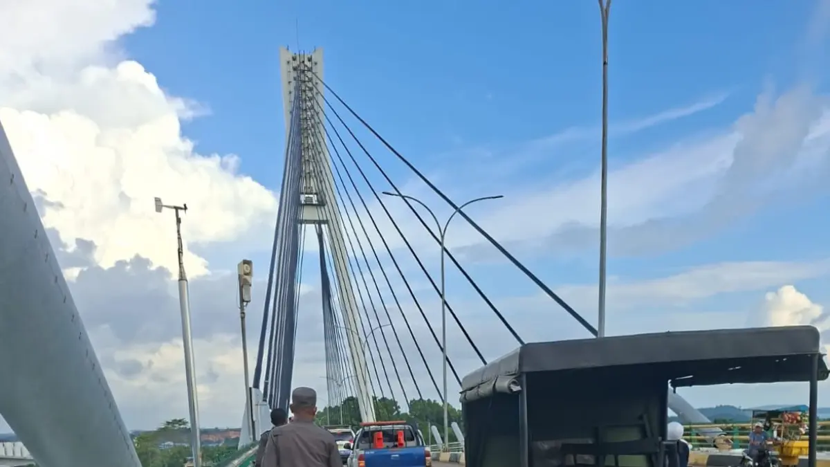 Ket: Petugas gabungan dari BP Batam, Dinas Perhubungan, Polisi Militer, dan Satlantas Polresta Barelang melakukan patroli serta penertiban di kawasan Jembatan I Barelang, Senin (6/7), untuk mengawasi larangan parkir dan mencegah praktik pungutan liar di kawasan tersebut. Foto: Humas BP Batam untuk Batam Pos