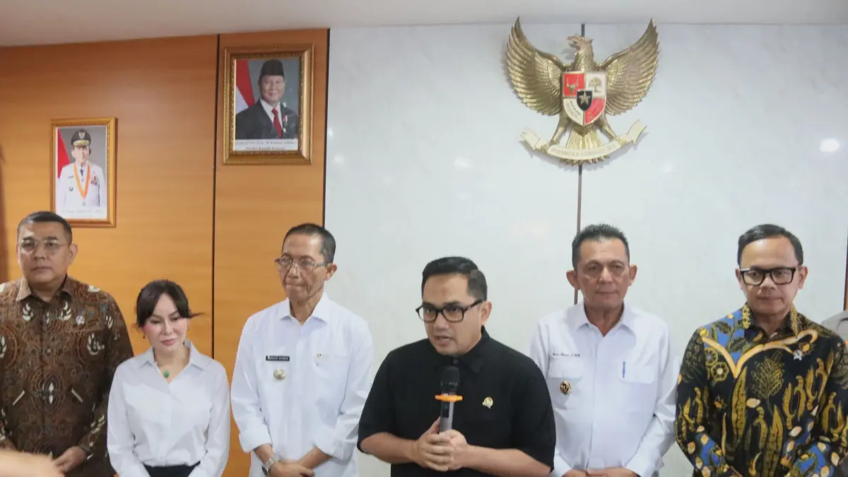 Ketua Komisi II DPR RI Rifqinizamy Karsayuda, bersama Wakil Menteri Agraria dan Tata Ruang/Wakil Kepala Badan Pertanahan Nasional (Wamen ATR/Waka BPN) Ossy Dermawan, Wakil Menteri Dalam Negeri (Wamendagri) Bima Arya Sugiarto , Gubernur Kepri Ansar Achmad, Walikota Batam Amsakar Achmad, Wakil Walikota Batam Li Claudia Chandra memberikan keterangan usai melakukan pertemuan di Graha Kepri, Rabu (8/7). F Cecep Mulyana/Batam Pos