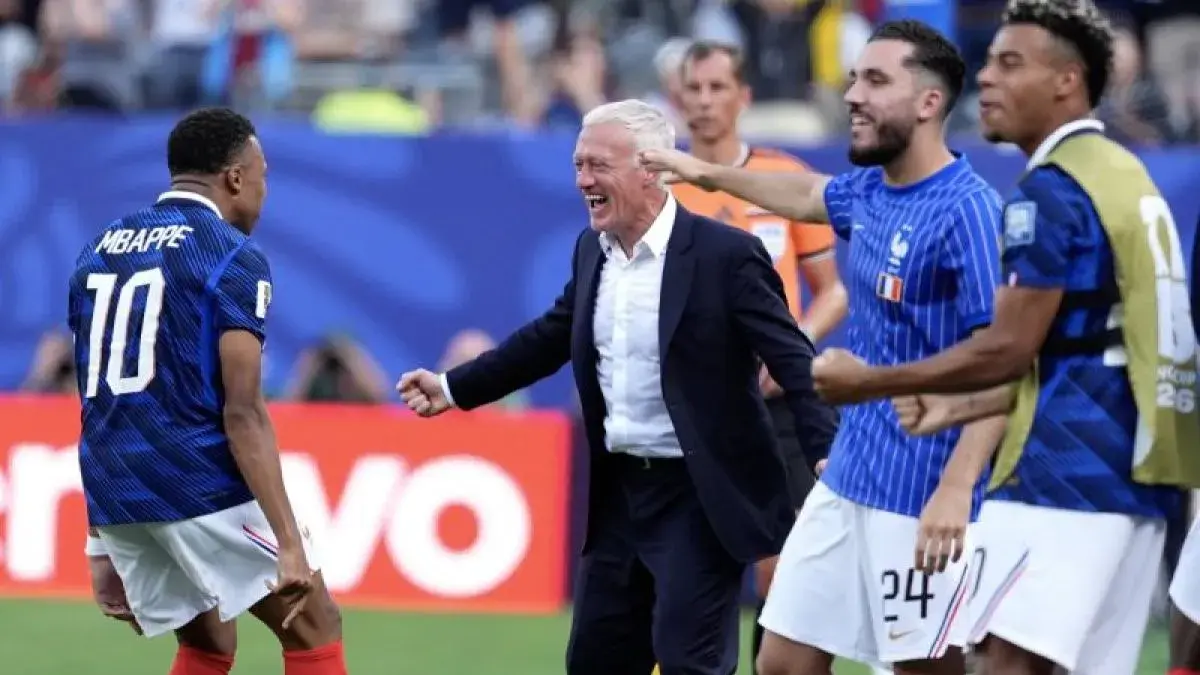 Pesepak bola Prancis, Kylian Mbappe (kiri), melakukan selebrasi bersama pelatih Timnas Prancis, Didier Deschamps (kedua kiri), usai mencetak gol ke gawang Swedia pada pertandingan babak 32 besar ajang Piala Dunia 2026 di Stadion New York New Jersey, Amerika Serikat, Selasa (30/06/2026) waktu setempat. Les Blues Prancis lolos menuju babak 16 besar Piala Dunia 2026 setelah menang telak 3-0 atas Swedia. ANTARA FOTO/Xinhua/Lui Siu Wai/kye
