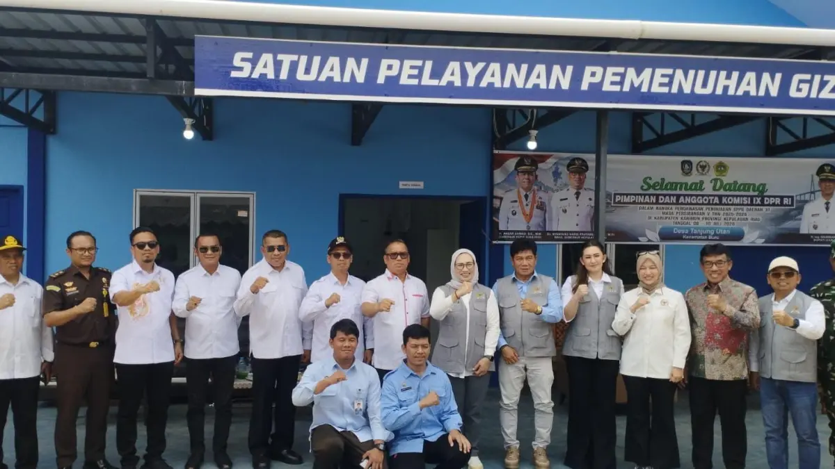 Wagub Kepri, Nyanyang Haris Pratamura bersama anggota DPR RI Komisi XI serta Bupati Karimun, Iskandarsyah dam Wakil Bupati Karimun, Rocky Marciano Bawole&nbsp;
menijau SPPG atau dapur MBG 3 T di Desa Tanjung Utan, Kecamatan Buru. F Sandi Pramosinto/Batam Pos