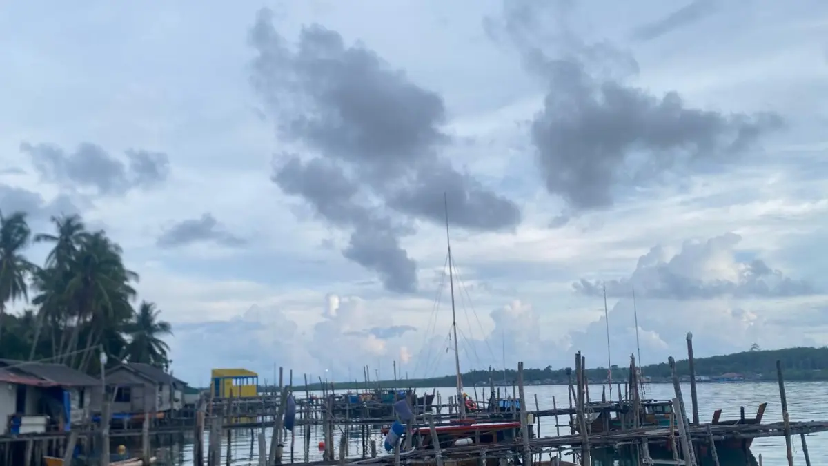 Dermaga kayu di Pulau Numbing tempat kapal para nelayan bersandar. F. warga untuk Batam Pos