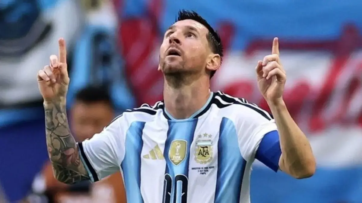Lionel Messi merayakan golnya saat membawa Timnas Argentina mengalahkan Tanjung Verde 3-2 pada babak 32 besar Piala Dunia 2026. (Instagram @afaseleccion)