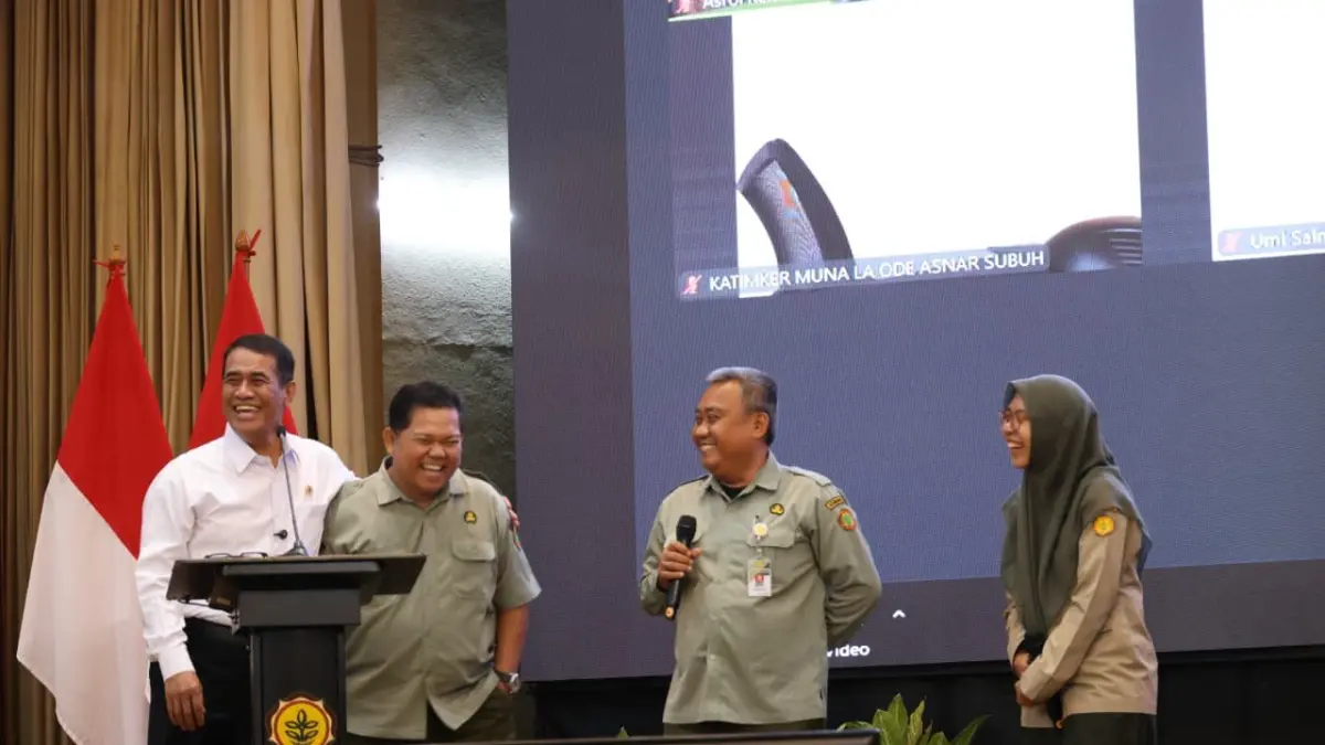Mentan Amran saat memberikan arahan kepada kepala dinas pertanian, penyuluh pertanian lapangan (PPL), serta pemerintah daerah dari seluruh Indonesia di Kantor Pusat Kementerian Pertanian, Jakarta, Kamis (9/7). F Mentan untuk Batam Pos