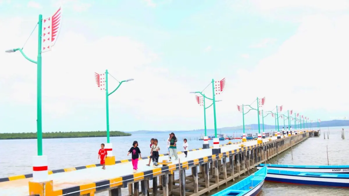 Sejumlah anak bermain di pelantar pelabuhan Kampung Nelayan Merah Putih di di Kelurahan Sembulang, Kecamatan Galang, Selasa (7/7). F.Cecep Mulyana/Batam Pos