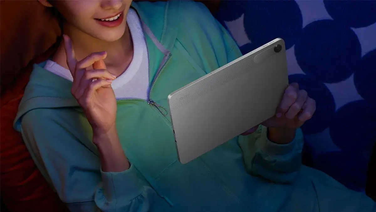 Seorang wanita sedang menggunakan perangkat tablet. Xiaomi Indonesia resmi membuka penjualan Redmi Pad 2 9,7" 4G, seri tablet terbaru yang ringkas tetapi memiliki performa optimal. ANTARA/Xinhua