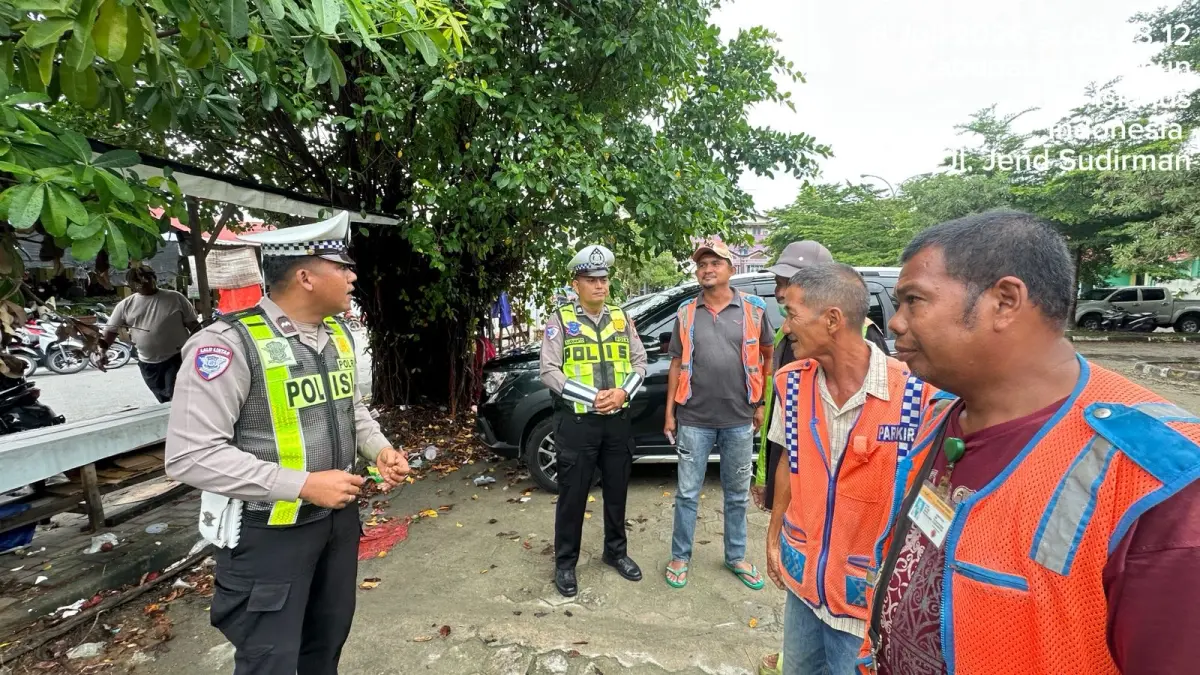 Tim Polantas memberikan edukasi ke warga Karimun agar tertib dalam berlalu lintas, Rabu (8/7/2026). F Sandi Pramosinto/Batam Pos