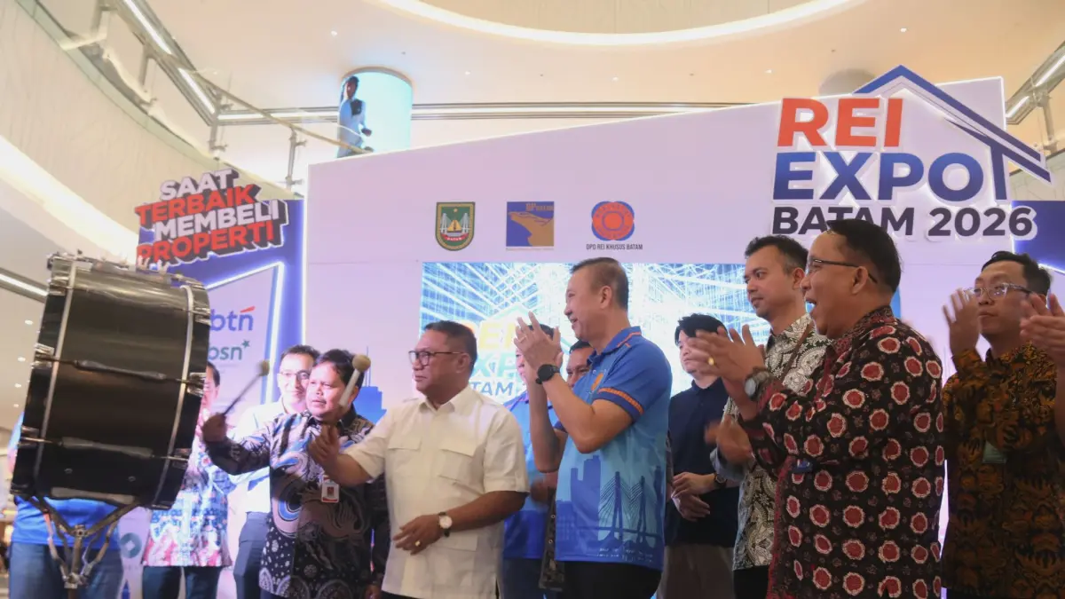 Asisten Ekonomi  dan pembangunan perekonomian Pemko Batam Suhar bersama Deputi IV Investasi dan Pengusahaan BP Batam Fary Djemy Francis, AsistenKetua DPD REI khusus Batam Robinson Tan berserta pengurus dan tamu undangan membuka REI Expo 2026 di Grand Batam Mall, Kamis (9/7). F Cecep Mulyana/Batam Pos