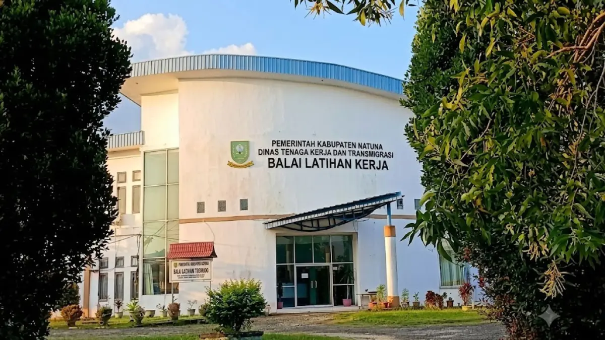 Dinas Ketenagakerjaan dan Transmigrasi (Disnakertrans) Kabupaten Natuna membuka pendaftaran seleksi calon Pekerja Migran Indonesia (PMI) untuk penempatan di Jepang melalui kerja sama dengan Lembaga Pelatihan Kerja (LPK). Program ini bertujuan meningkatkan kompetensi dan membuka peluang kerja bagi masyarakat Natuna.