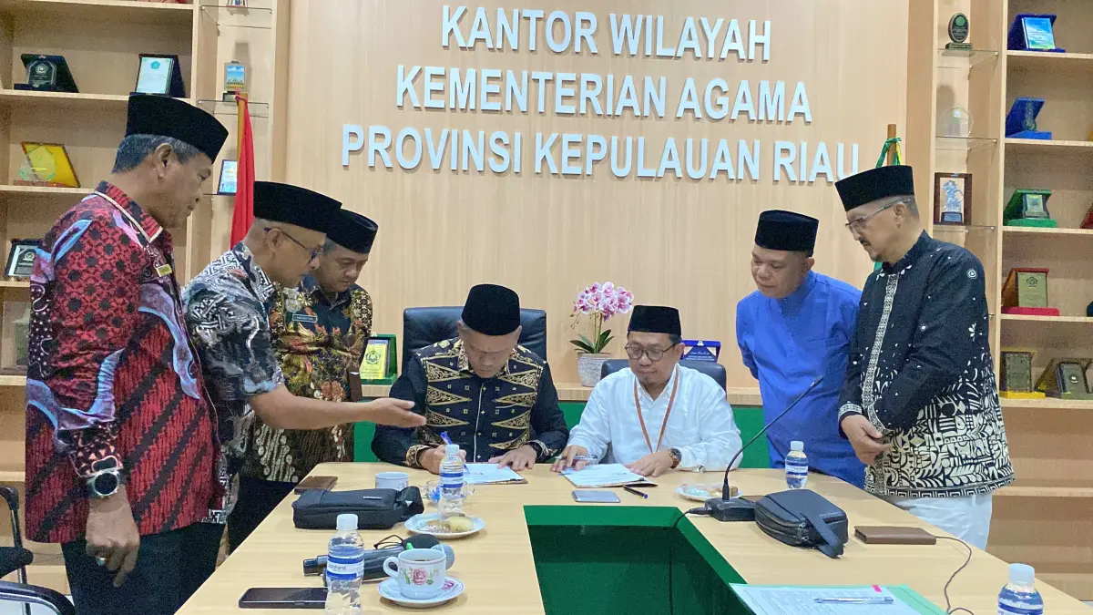 Kepala Kantor Wilayah Kementerian Agama (Kakanwil Kemenag) Provinsi Kepulauan Riau (Kepri), Zoztafia, menandatangani Perjanjian Kerja Sama (PKS) antara Kanwil Kemenag Kepri dengan Lembaga Amil Zakat (LAZ) Batam di Tanjungpinang, Kamis (9/7). F. Humas Kemenag Kepri