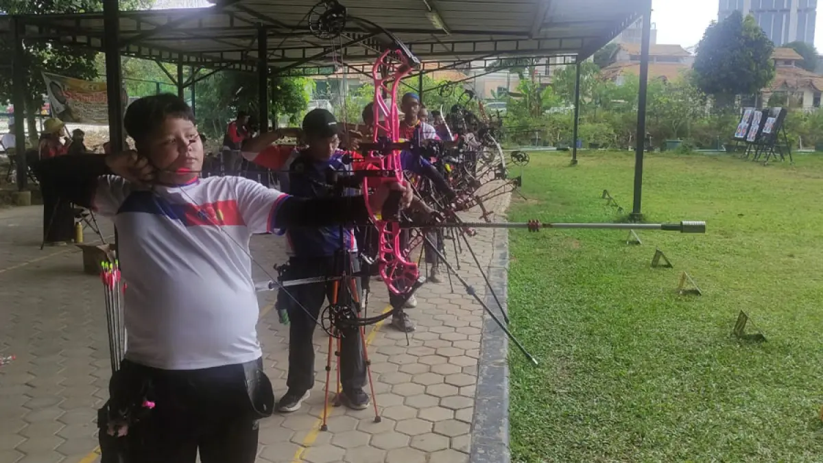 Atlet panahan mengikuti seleksi yang digelar PERPANI Kota Batam di Lapangan Panahan Anggrek Sari, Batam, Jumat (10/7). Sebanyak 24 atlet bersaing memperebutkan tempat di tim panahan Kota Batam untuk menghadapi Porprov Kepulauan Riau VI Tahun 2026 di Tanjungpinang. F: Istimewa.