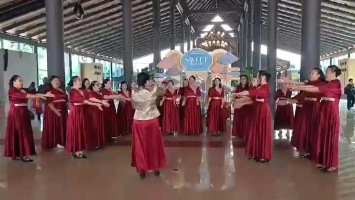 Kontingen Pesparawi Nasional XIV saat melakukan pertunjukan di Bandara Soekarno-Hatta sebagai bentuk menguap kekecewaan. F. LPPD Tanjungpinang untuk Batam Pos