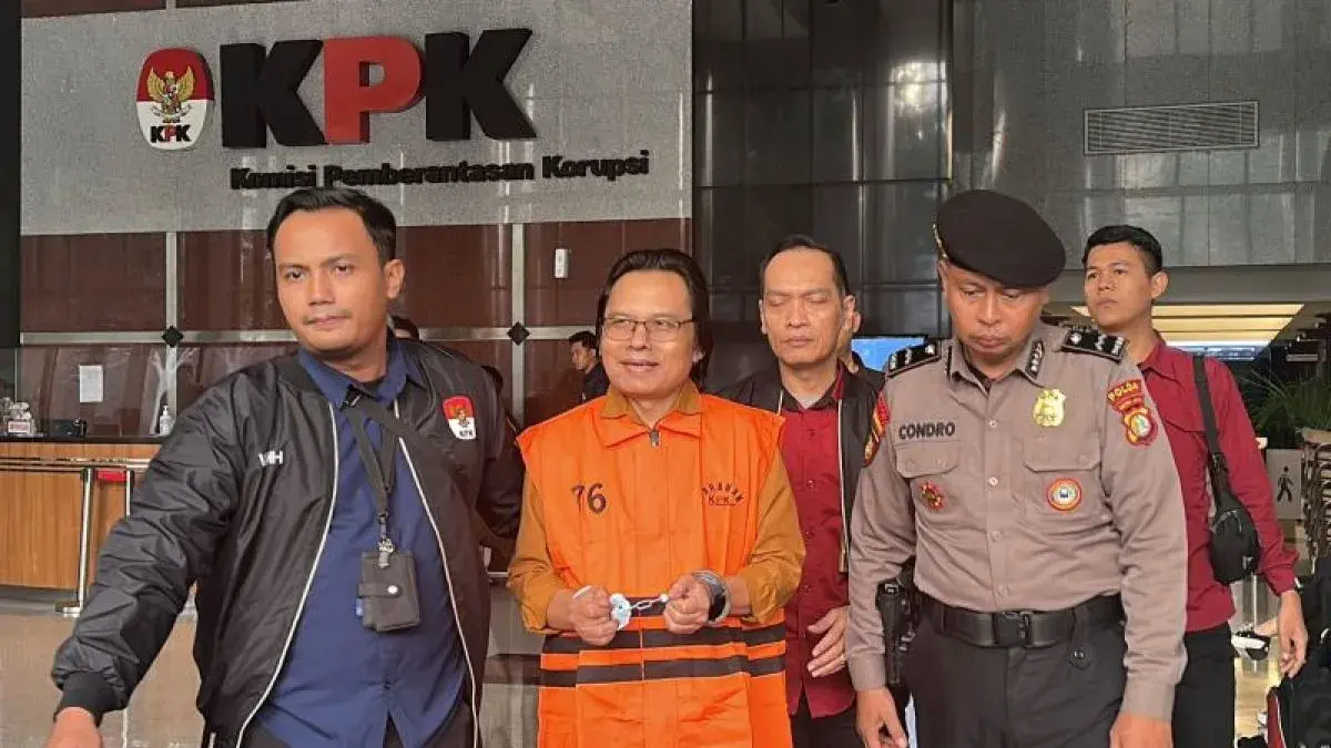 Mantan Sekretaris Jenderal MPR RI Ma’ruf Cahyono berjalan menuju mobil tahanan setelah menjalani pemeriksaan di Gedung Merah Putih KPK, Jakarta, Kamis (9/7/2026). ANTARA/Rio Feisal.