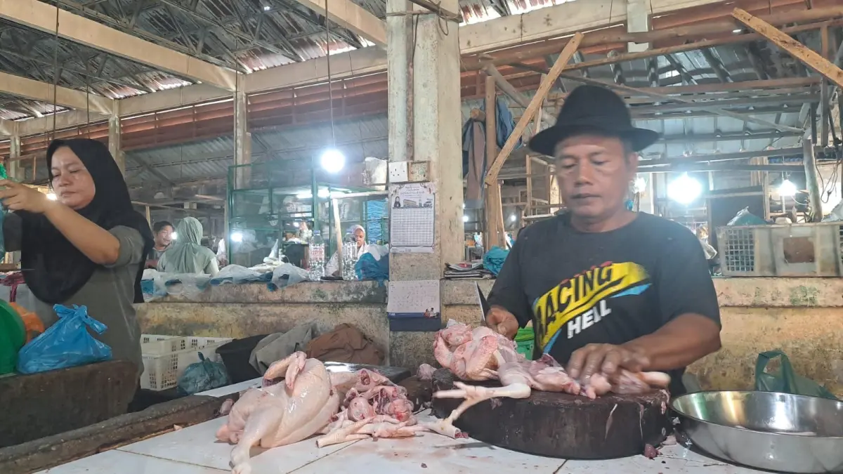 Pedagang ayam potong di Pasar Tanjunguban. F Slamet Nofasusanto/Batam Pos