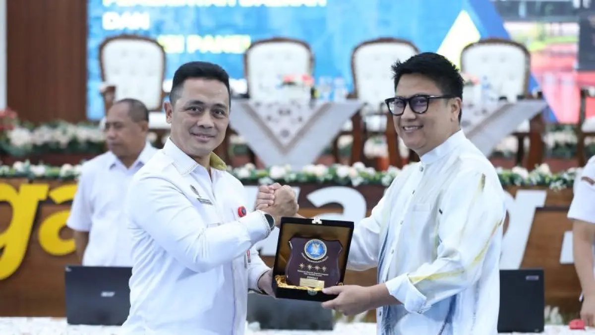 Perwakilan BSSN menyerahkan cinderamata kepada Kepala Diskominfo Pemprov Kepri Hendri Kurniadi sebagai bentuk apresiasi atas dukungan dan keberhasilan implementasi TTE di Kantor BSSN, Depok, Jawa Barat, Jumat (10/7/2026).  F,  Diskominfo Kepri.