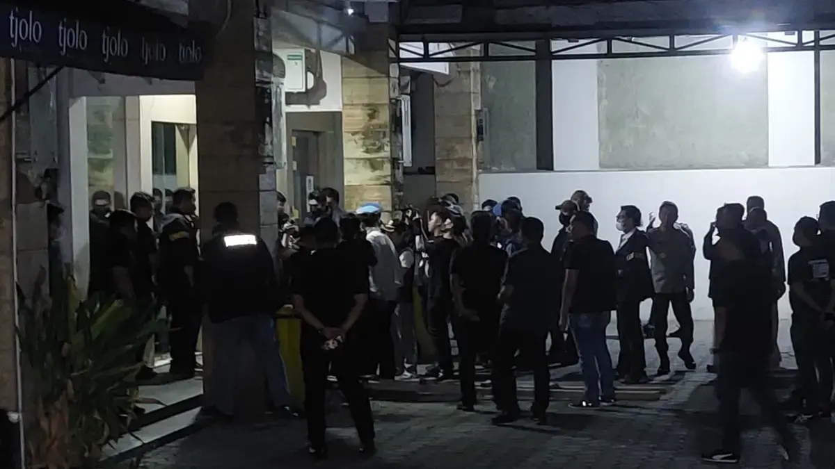 Polri kembali melakukan penggeledahan ruko di Jl. Asem 2, Cipete Selatan, Jakarta Selatan, Kamis (9/7) malam. (Ryandi Zahdomo/JawaPos.com)
