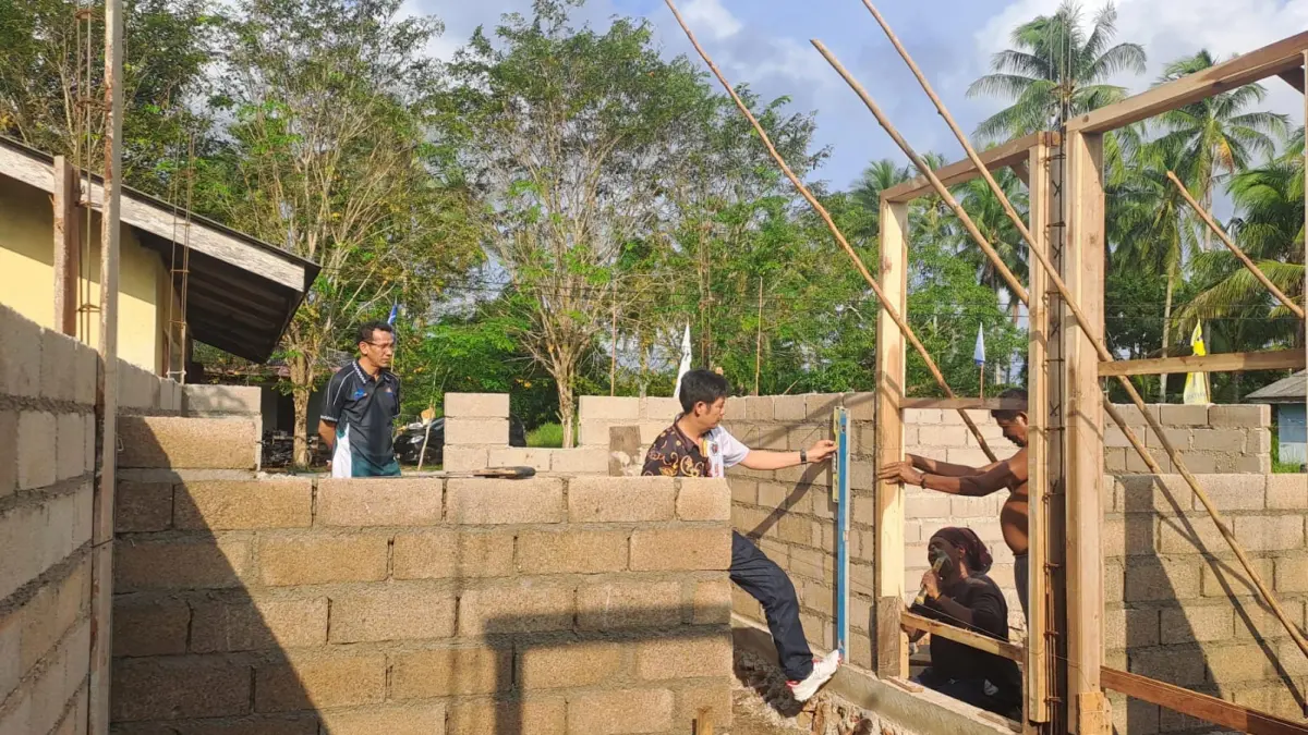Sejumlah pengurus PWI Bintan meninjau lokasi pembangunan rumah layak huni untuk Kim Leng di Desa Sebong Lagoi, Kecamatan Teluk Sebong. F.Slamet Nofasusanto/Batam Pos