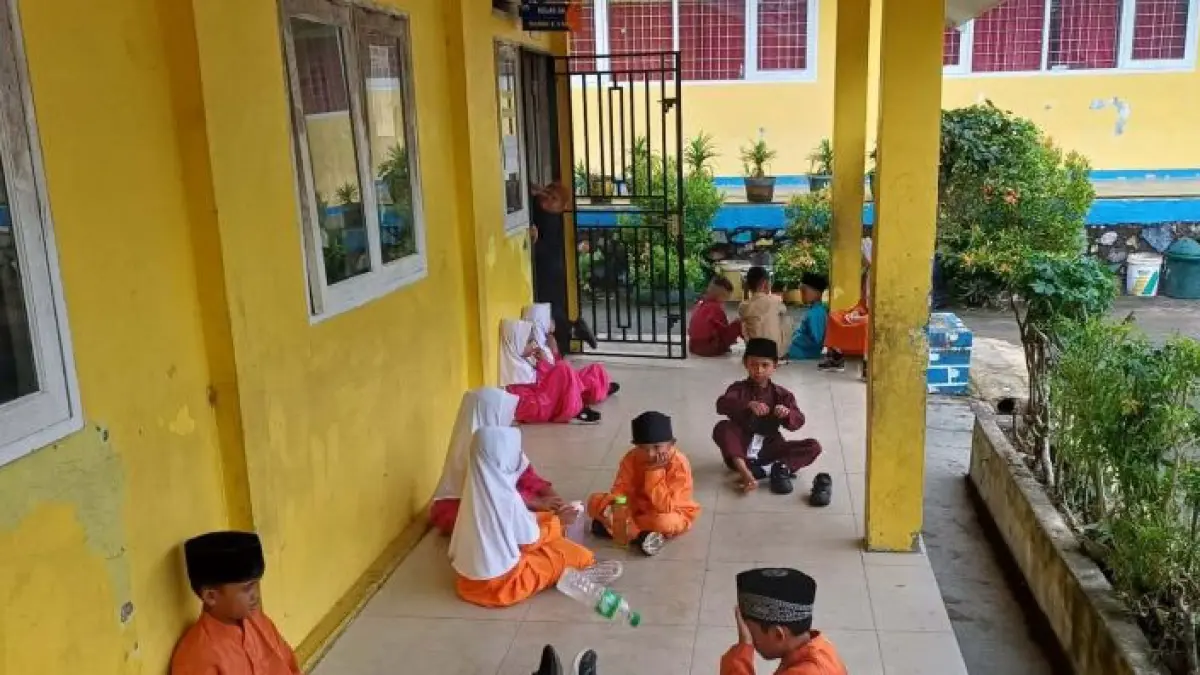 Sejumlah siswa SD Negeri 005 Kelurahan Kampung Bugis, Kota Tanjungpinang, Kepri, asik bermain pada jam istirahat sekolah. ANTARA/Ogen 