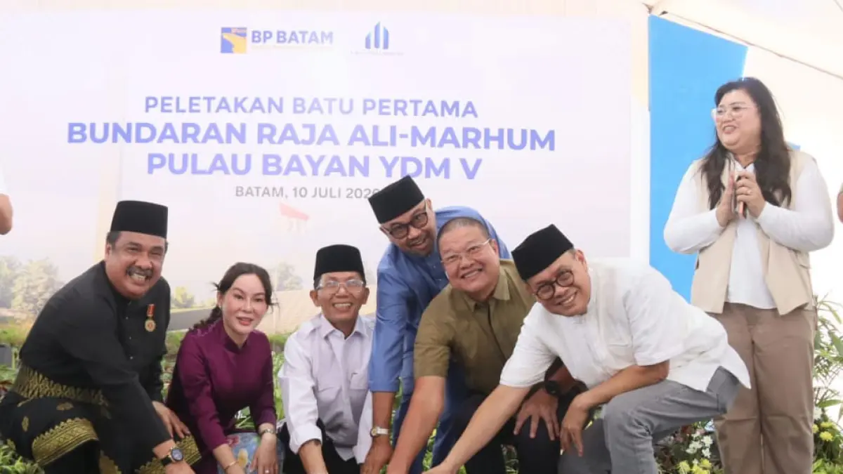 Kepala BP Batam, Amsakar Achmad, didampingi Wakil Kepala BP Batam, Li Claudia Chandra, melakukan peletakan batu pertama pembangunan Bundaran Raja Ali Haji Marhum Pulau Bayan di kawasan Bundaran Bandara Hang Nadim, Batu Besar, Jumat (10/7). Proyek yang didanai melalui program CSR tersebut menjadi bagian dari penataan wajah Kota Batam sekaligus penguatan identitas budaya Melayu. Foto: Yashinta / Batam Pos