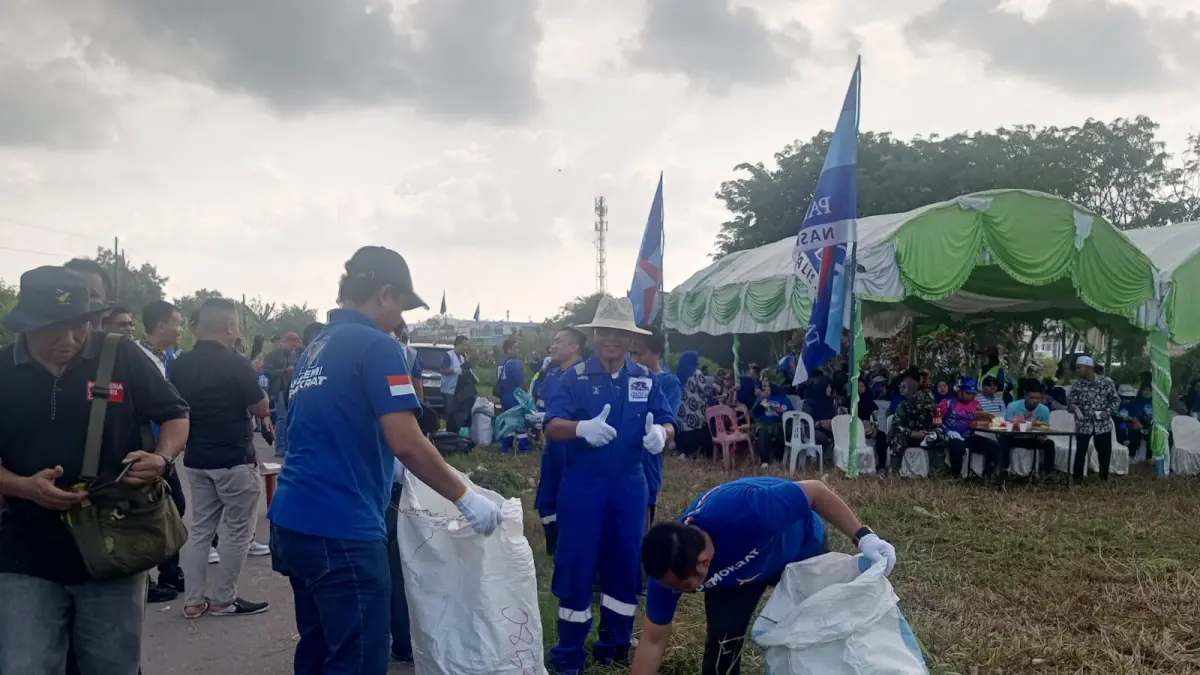 Dewan Pimpinan Cabang (DPC) Partai Demokrat Kota Batam menggelar aksi bersih-bersih lingkungan di Simpang Perumahan Yafindo, Kecamatan Sagulung. F Ist untuk Batam Pos