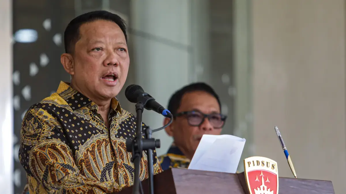 Eks Jaksa Agung Muda Tindak Pidana Khusus (Jampidsus) Febrie Adriansyah (tengah) memberikan keterangan pers di Gedung Bundar, Kejaksaan Agung, Jakarta, Jumat (10/7/2026). (Salman Toyibi/Jawa Pos) Peta