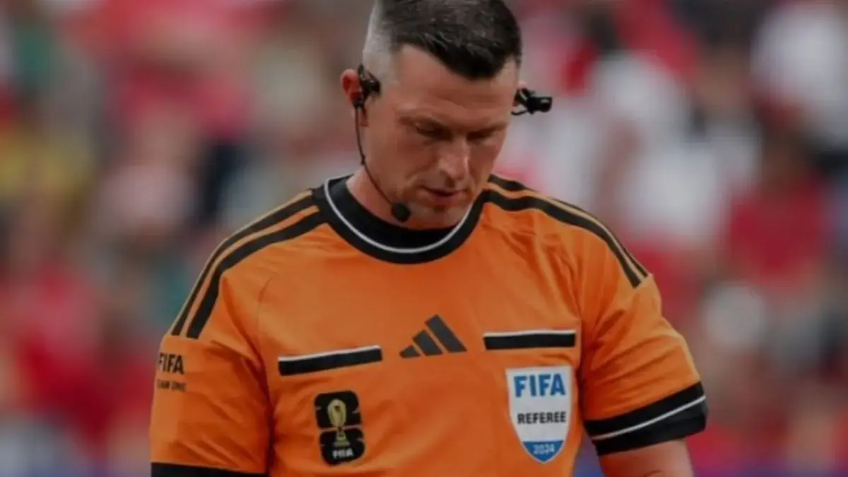 Michael Oliver terancam tak bisa pimpin laga final Piala Dunia 2026. (@michael.oliver_ref/Instagram)
