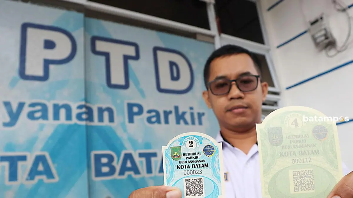 Petugas Dinas Perhubungan Kota Batam menunjukan stiker parkir berlangganan untuk roda dua dan roda empat. Foto. Cecep Mulyana/Batam Pos