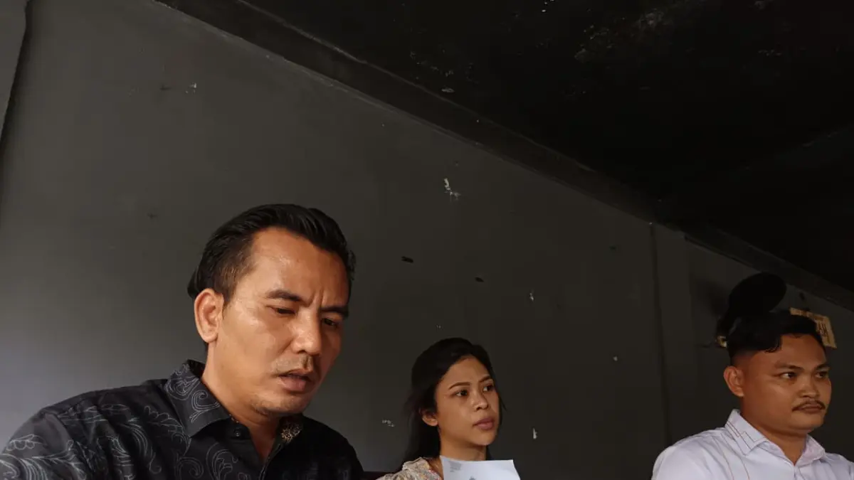 Putri Iryani  bersama kuasa hukumnya Marthin Zega.