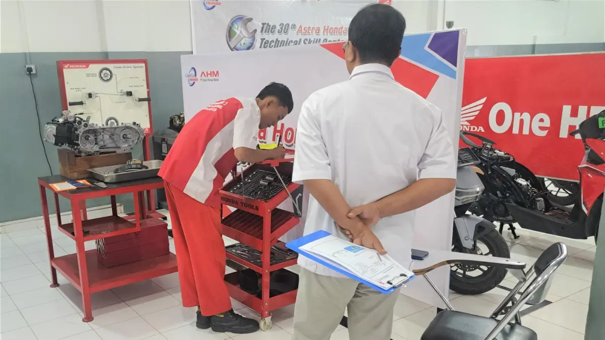 Siswa SMKN 3 Batam, Jimly Muhammad Sanjaya, keluar sebagai juara pertama bidang Motorcycle Maintenance and Repair dalam LKS tingkat Provinsi Kepri. F Ist untuk Batam Pos