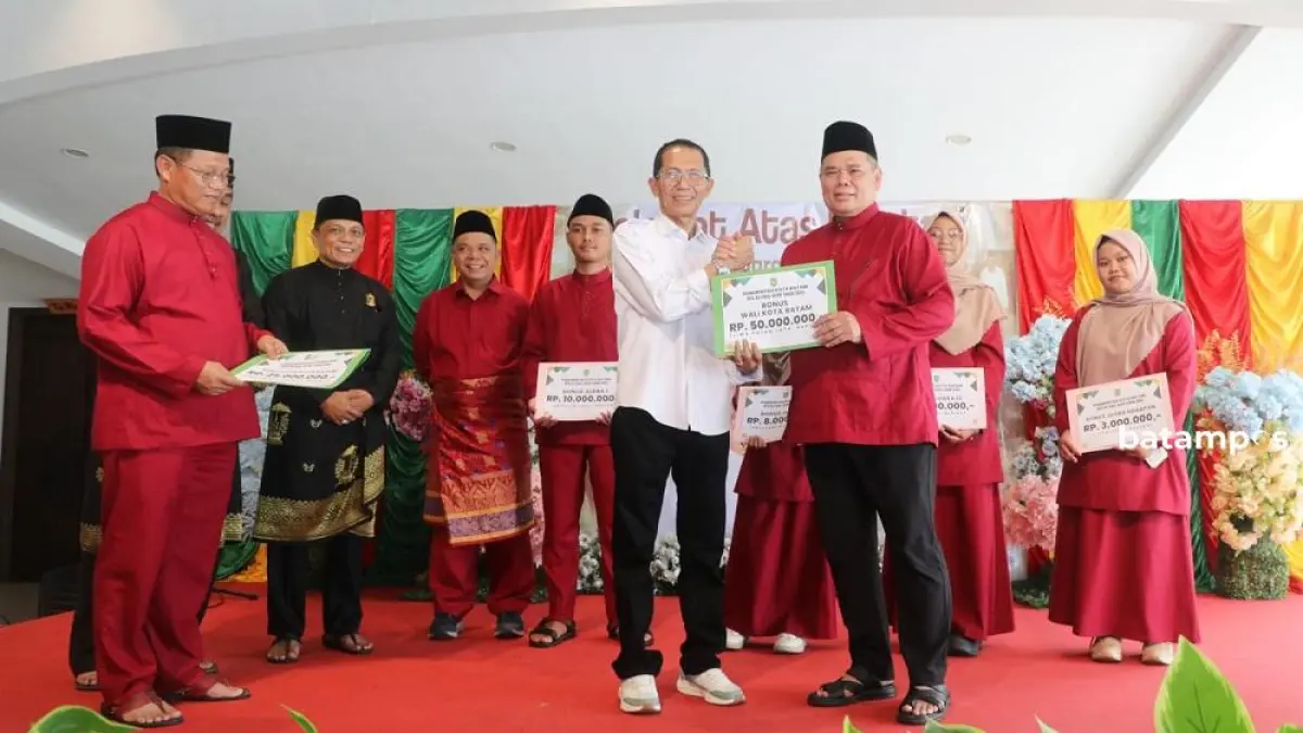 Wali Kota Batam, Amsakar Achmad, menyerahkan bonus untuk Kafilah Kota Batam usai menjadi juara umum MTQ Kepri XII, Jumat (10/7/2026). Foto: Humas Diskominfo Batam untuk Batam Pos