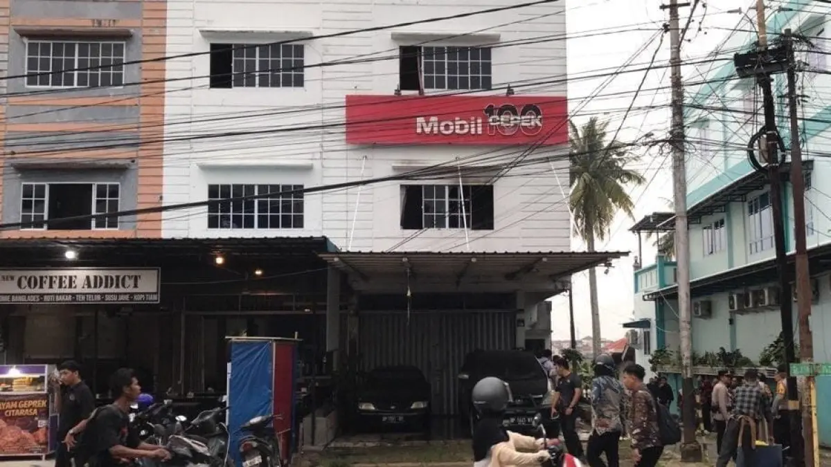 Warga saat berkerumun di lokasi kebakaran ruko kos-kosan di Tanjungpinang, Jumat (10/7). F. Mohamad Ismail/Batam Pos
