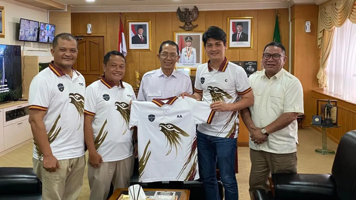 Kepala BP batam, Amsakar Achmad bersama Wakil Manajer sekaligus Anggota/Deputi Bidang Investasi BP Batam Fary Djemy Francis dan panitia memperkenalkan Batam Prime International Grassroot Football Festival 2026 di Batam. Foto: Humas BP Batam untuk Batam Pos.