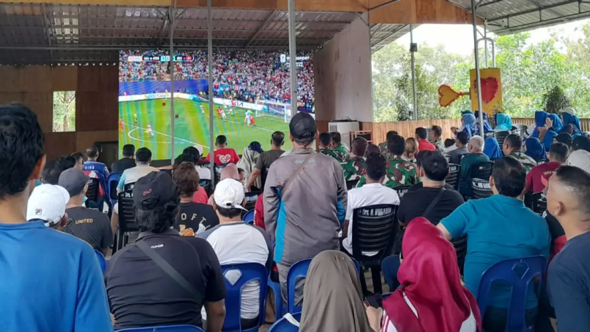 Suasana kebersamaan warga Kecamatan Sekupang saat mengikuti nonton bareng (nobar) Piala Dunia 2026 di kawasan wisata Lembah Pelangi, Minggu (12/7). Kegiatan ini tidak hanya menjadi ajang menyaksikan pertandingan sepak bola, tetapi juga mempererat silaturahmi antarwarga sekaligus menjadi sarana rekreasi keluarga di tengah suasana alam yang sejuk dan asri.   F. panitia