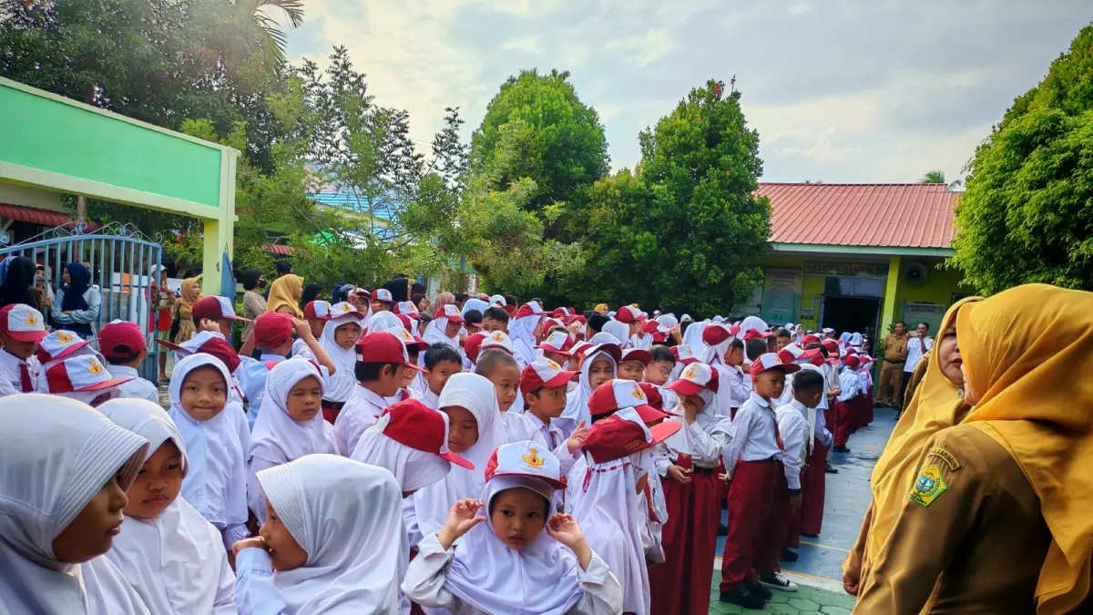 Anak SD sedang berbaris sebelum masuk kelas. Dinas Pendidikan Karimun mulai memberlakukan lima hari sekolah dalam satu minggu. F Sandi Pramosinto/Batam Pos