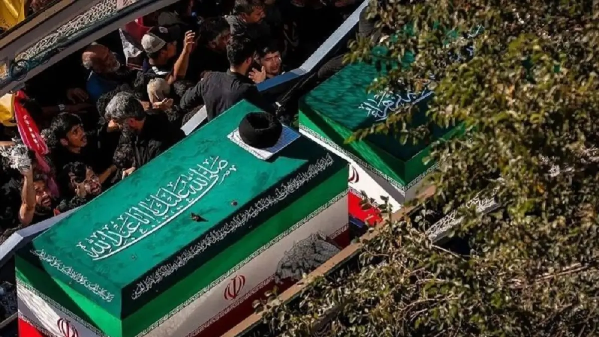 Ribuan orang, sambil membawa bendera dan poster, berkumpul untuk mengikuti upacara pemakaman mendiang Pemimpin Tertinggi Iran Ali Khamenei yang tewas dalam serangan udara gabungan Amerika Serikat-Israel di Mashhad, Iran, Kamis (9/7/2026). ANTARA/Anadolu Agency/HO-Iranian Leader Press Office/pri.