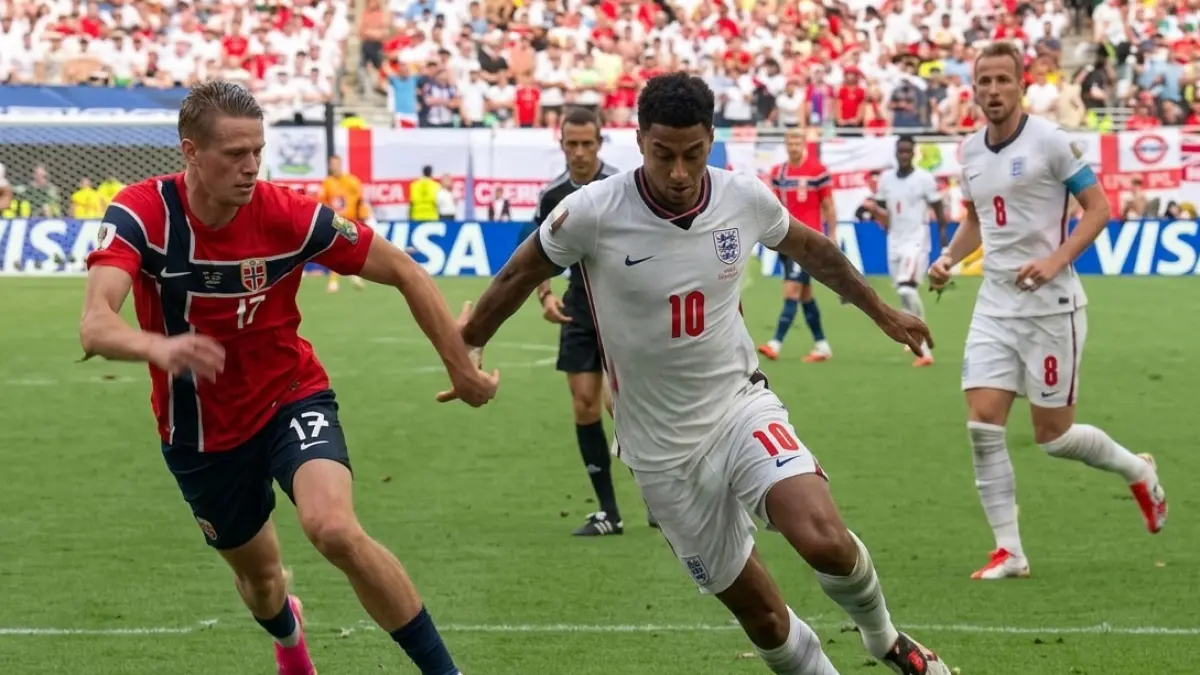  Jude Bellingham  (10) sesaat sebelum menceploskan bola ke gawang Norwegia,,,, Belingham memborong v2 gol dan mengantarkan Inggris ke semi final piala dunia 2026. F. tangkapan layar