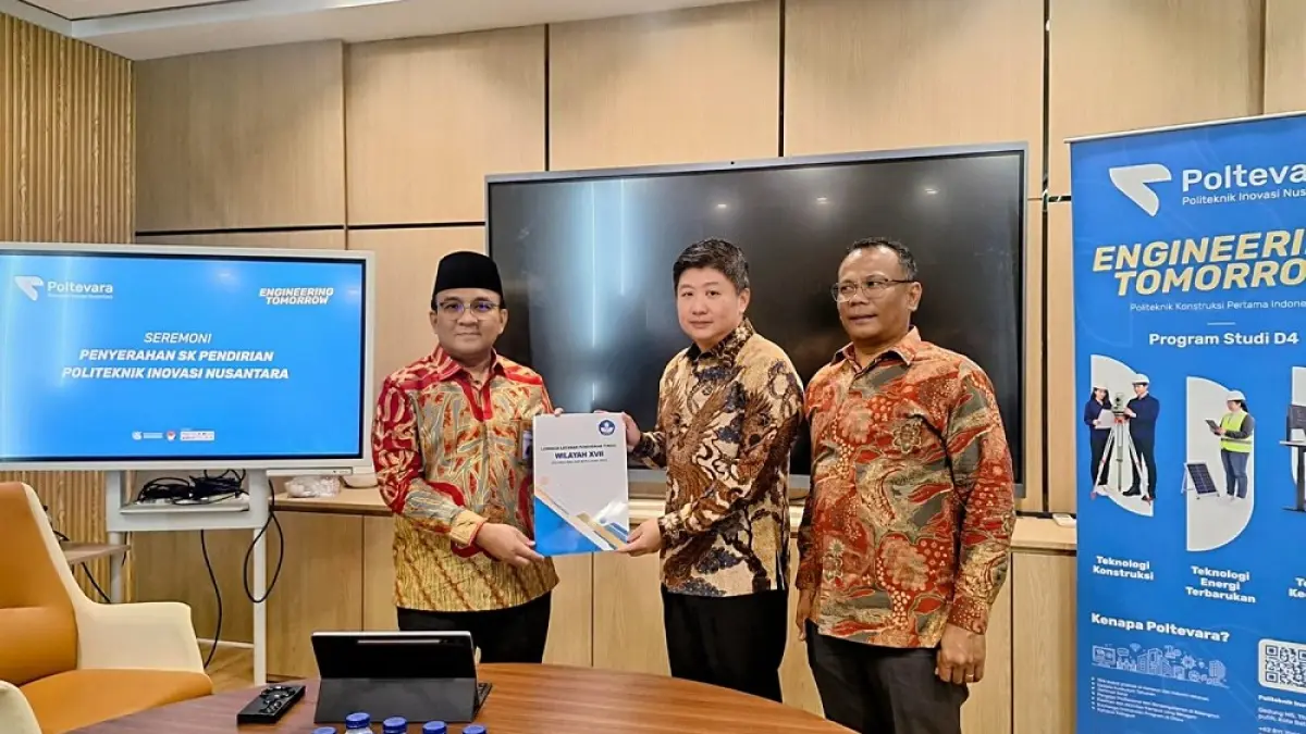 Kepala LLDIKTI Wilayah XVII, Dr. H. Nopriadi, SKM, M.Kes (kiri), menyerahkan SK pendirian POLTEVARA kepada Ketua Yayasan PGS, Eko Saputro Wijaya, didampingi Direktur POLTEVARA, Fandy Iood. Foto: Istimewa