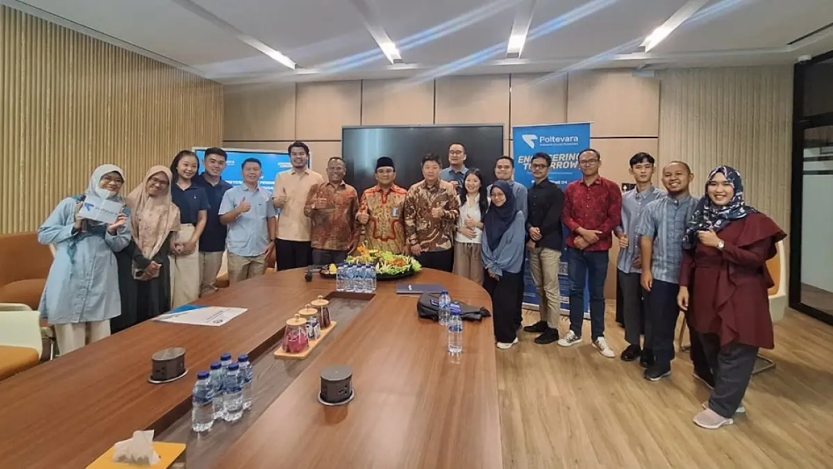 Penyerahan SK pendirian Politeknik Inovasi Nusantara (POLTEVARA) oleh Kepala LLDIKTI Wilayah XVII kepada Yayasan Puri Global Sukses di Batam. Foto: Istimewa