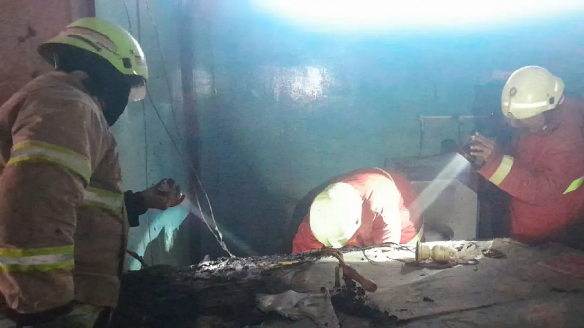 Petugas Damkar Tanjunguban turun ke lokasi kebakaran sebuah usaha laundry di Jalan Datuk Syahbandar, Kampung Kamboja, Tanjunguban, Kecamatan Bintan Utara, dilalap si jago merah pada Sabtu (11/7/2026). F.Damkar Tanjunguban untuk Batam Pos.