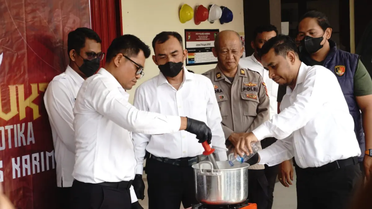 Anggota Satres Narkoba Polres Karimun bersama instansi terkait melakukan pemusnahan barang bukti sabu asal Malaysia.