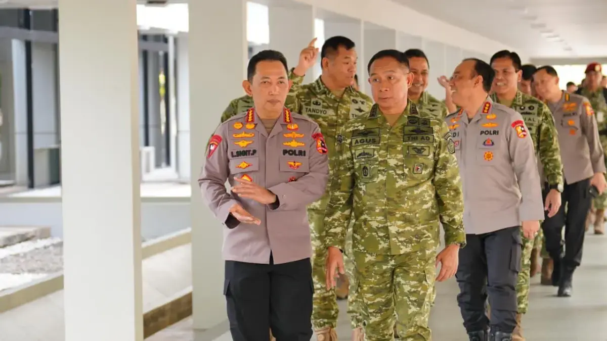 Kapolri Jenderal Polisi Listyo Sigit Prabowo bersama jajarannya menemui Panglima TNI Jenderal TNI Agus Subiyanto di Mabes TNI, Cilangkap, Jakarta Timur (Jaktim), pada Senin (13/7). (Polri)