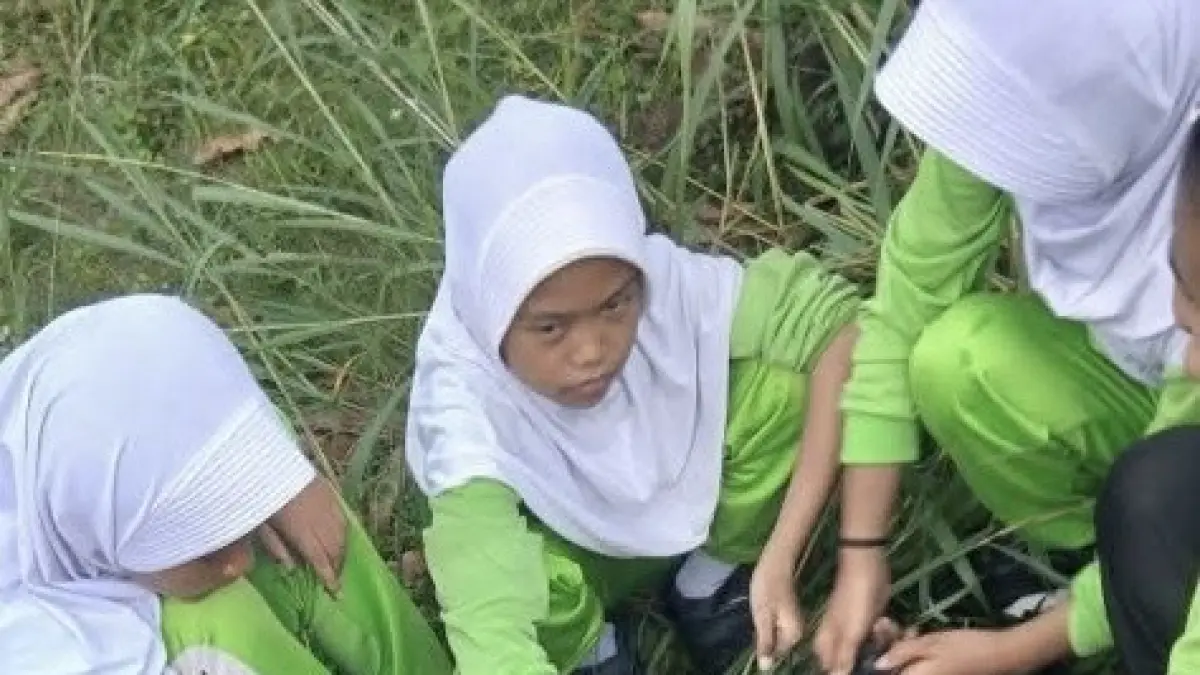 Murid SDN 002 Seri Kuala Lobam mengelola limbah kelapa jadi briket. F.SDN 002 Seri Kuala Lobam untuk Batam Pos