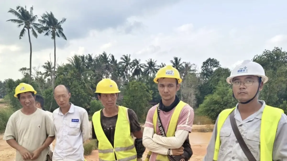 Para pekerja Tiongkok dari PT CCYR Indonesia di proyek pembangunan Pusat Data Center DayOne di Nongsa, yang sempat diduga TKA non-prosedural saat sidak beberapa waktu lalu. F AH untuk Batam Pos