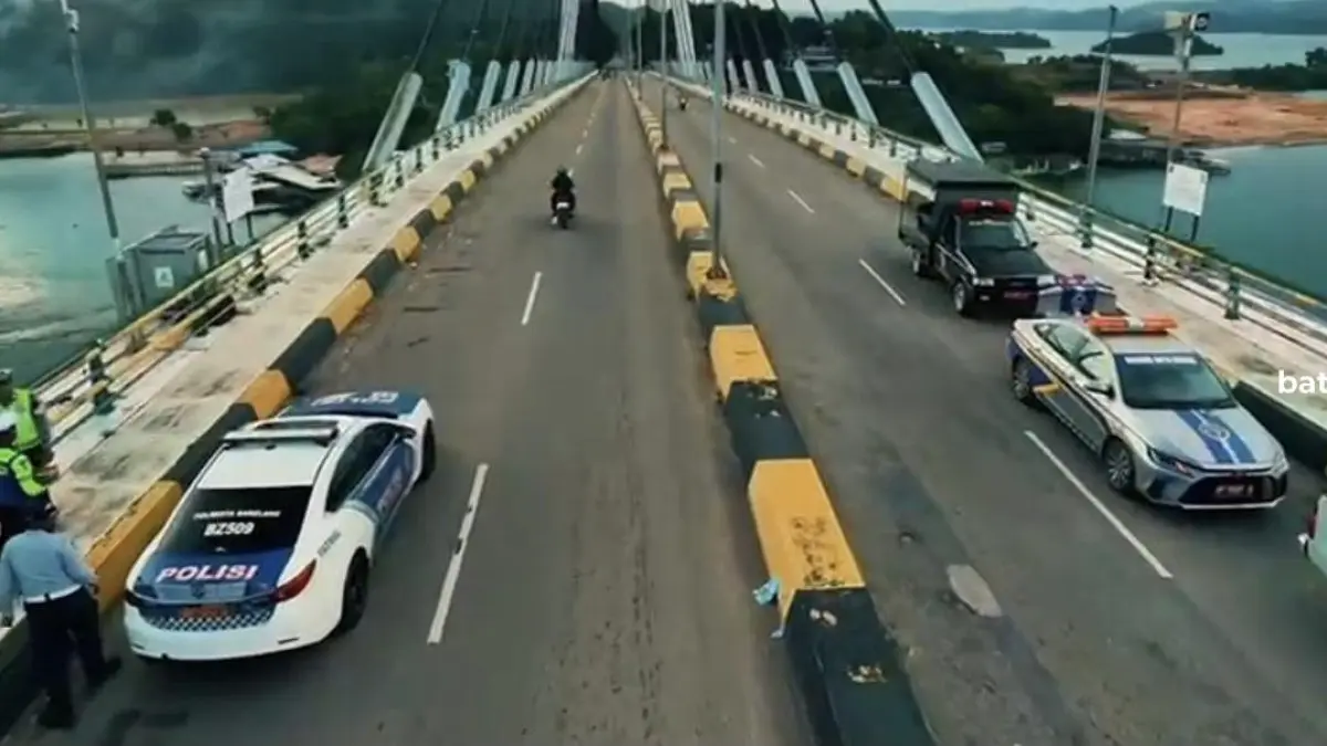Petugas Dinas Perhubungan Kota Batam bersama personel Satlantas Polresta Barelang, Polisi Militer, dan Ditpam BP Batam melakukan patroli dan penertiban parkir liar di kawasan Jembatan Barelang, Minggu (13/7). Foto: M. Sya’ban/Batam Pos