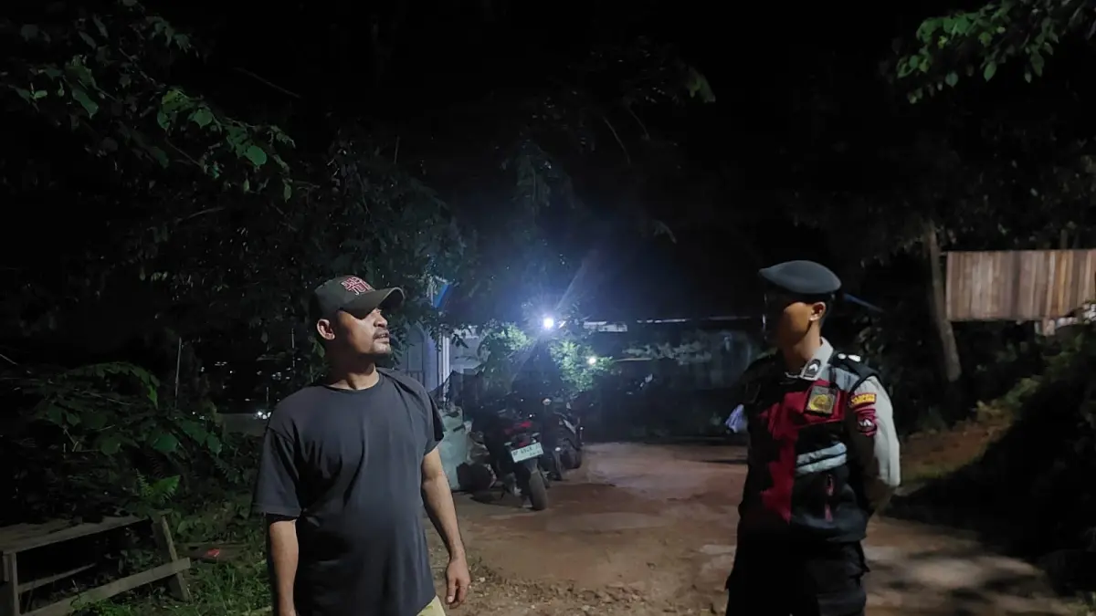 Polisi dari Polsek Batuaji berkomunikasi dengan warga pemilik Kedai Tuak di Batuaji, terkait penertiban dan edukasi kamtibmas, Minggu (12/7/2026) dini hari. F Polsek Batuaji untuk Batam Pos