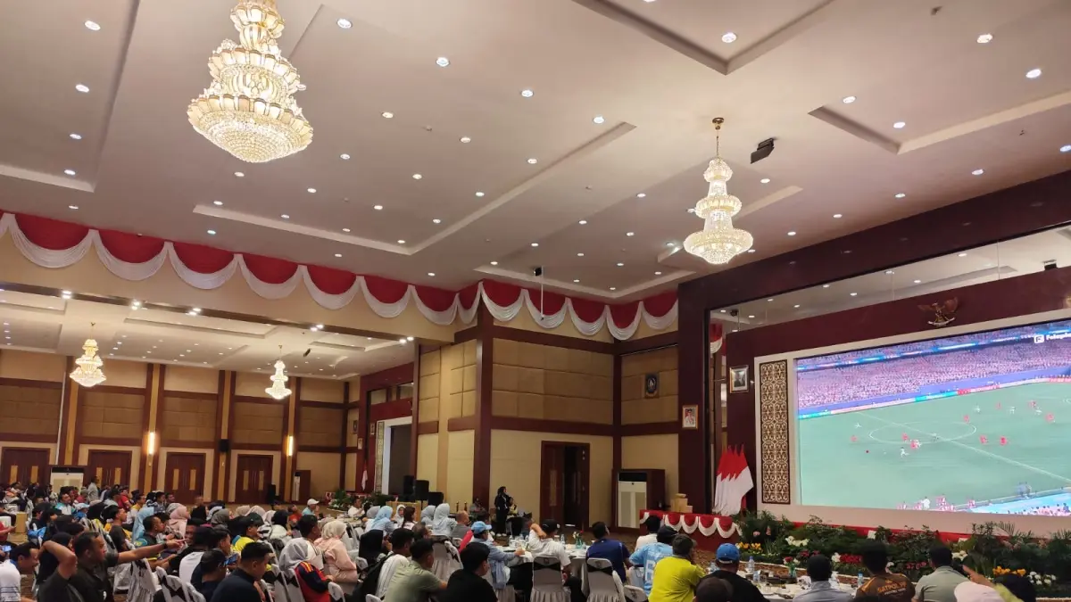 Ratusan warga Tanjungpinang memadati Aula Kantor Gubernur Kepri untuk nobar Piala Dunia, Minggu (12/7). F. Mohamad Ismail/Batam Pos