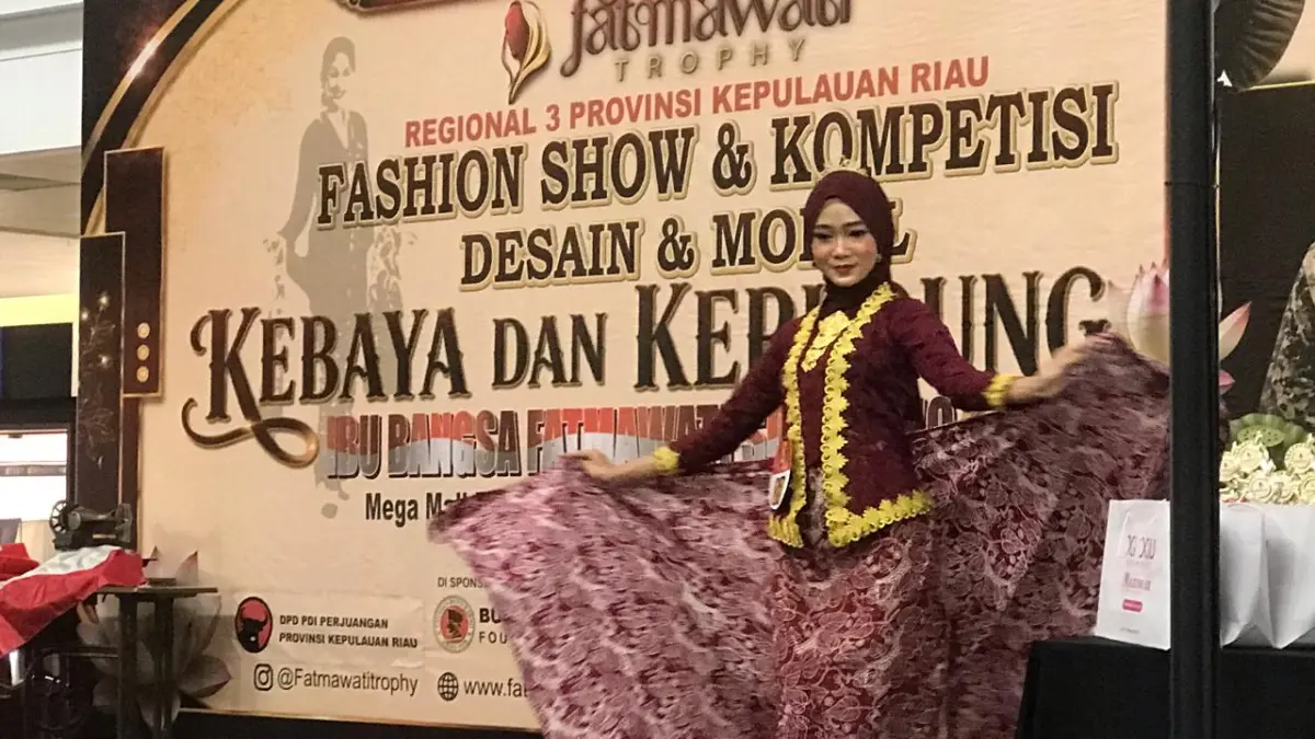 Salah satu peserta membawakan desain kebaya dalam Kompetisi Desain Kebaya dan Kerudung Kepri di Mega Mall, Batam Center, Minggu (12/7/2026). F M Syaban/Batam Pos