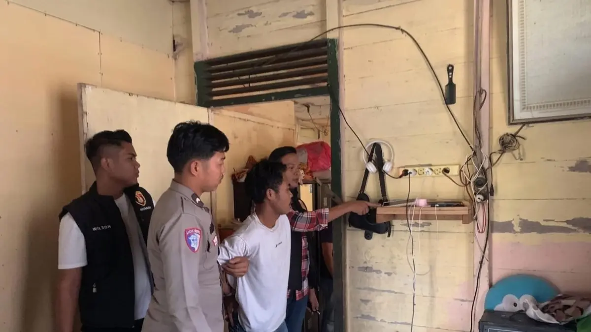 Satreskrim Polsek Kundur saat mengamankan tersangka di rumahnya, beberapa waktu lalu. Di wilayah ini, ada tiga kasus pencurian selama periode Juni-Juli 2026. F Dok Polsek Kundur untuk Batam Pos