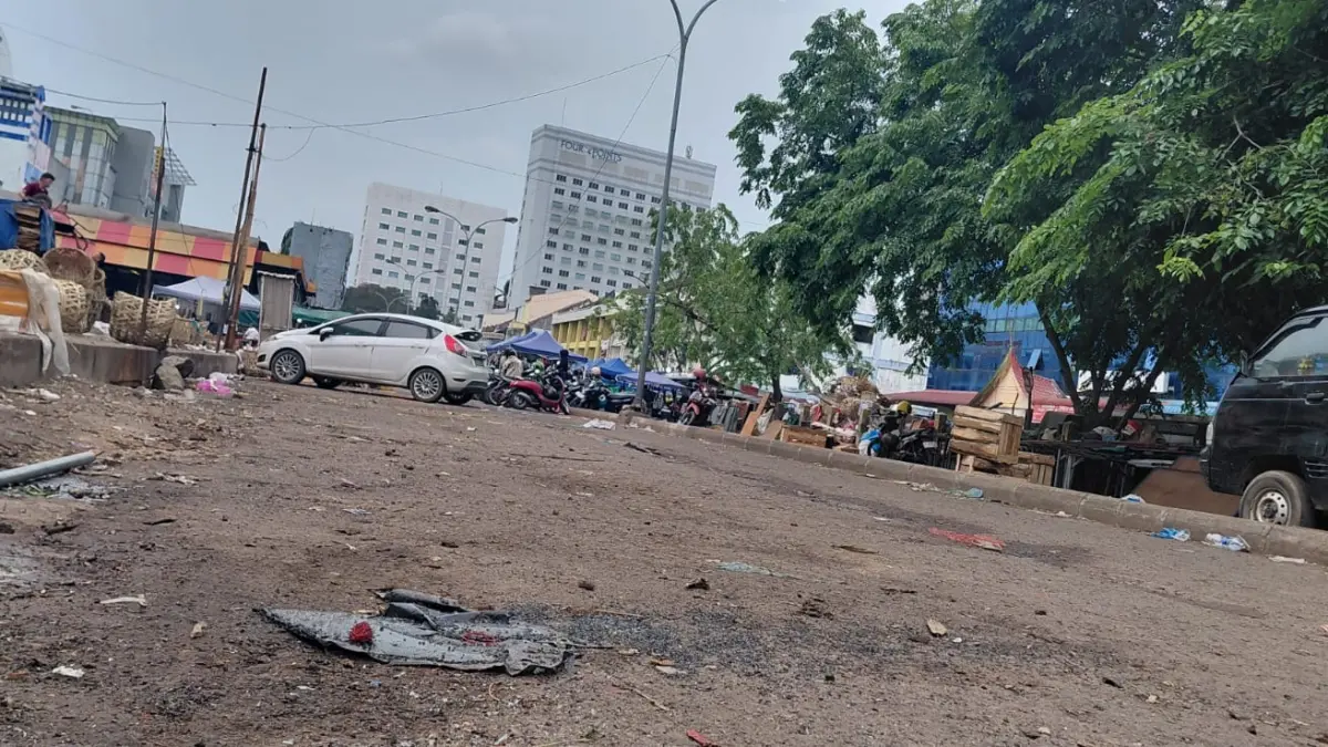 Situasi pasar Tos 3000 di Jodoh, usai kecelakaan mobil Toyota Land Cruiser menyeruduk kios pedagang dan motor pengunjung, Minggu (12/7/2026) kemarin. F Yofi Yuhendri/Batam Pos