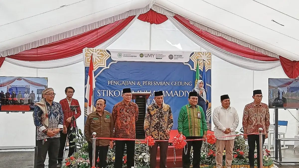 Ketua STIKOM Muhammadiyah Batam Winny Setyonugroho bersama jajaran pimpinan Muhammadiyah, Kepala LLDIKTI Wilayah XVII Kepulauan Riau, dan tamu undangan melakukan pemotongan pita sebagai tanda diresmikannya gedung baru STIKOM Muhammadiyah Batam, di Batam, Minggu (12/7). Foto: M. Sya
