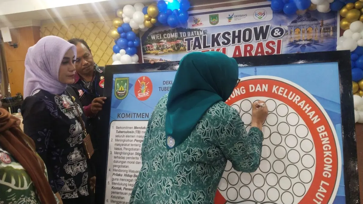 Ketua TP PKK Kota Batam, Erlita Amsakar, bersama tenaga kesehatan, kader TB, dan jajaran pemerintah mendeklarasikan Kelurahan Siaga TB di Kelurahan Tanjung Buntung dan Bengkong Laut, Kecamatan Bengkong, Selasa (15/7).